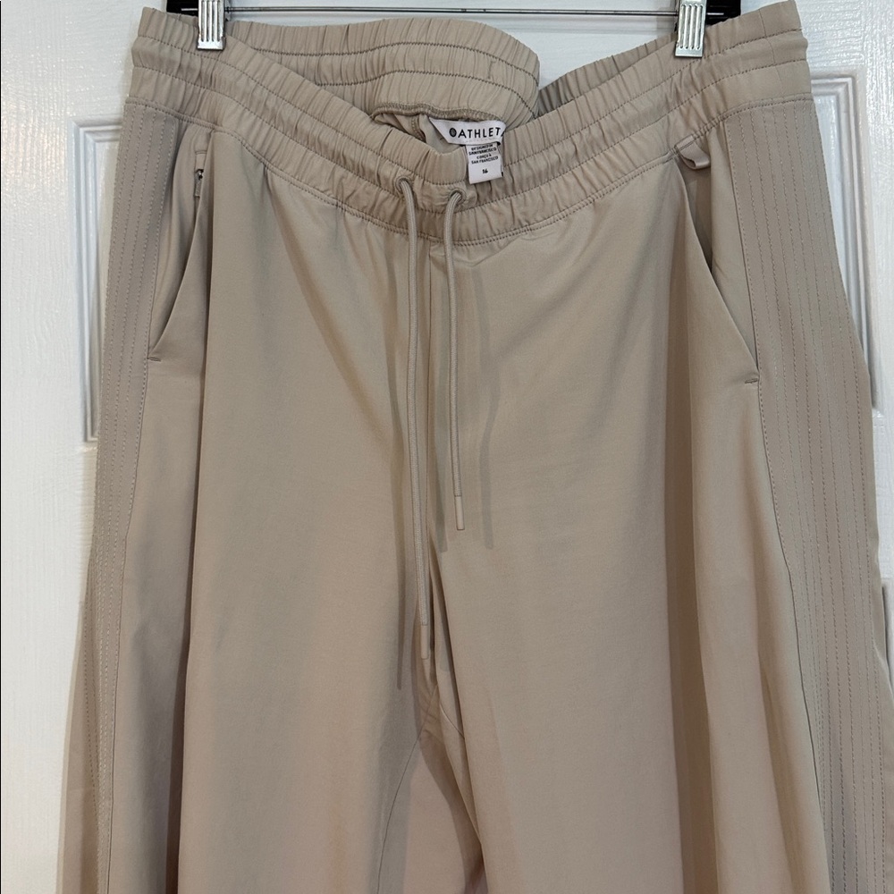 Athleta women’s size 16 Beige Drawstring capris - Picture 2 of 5